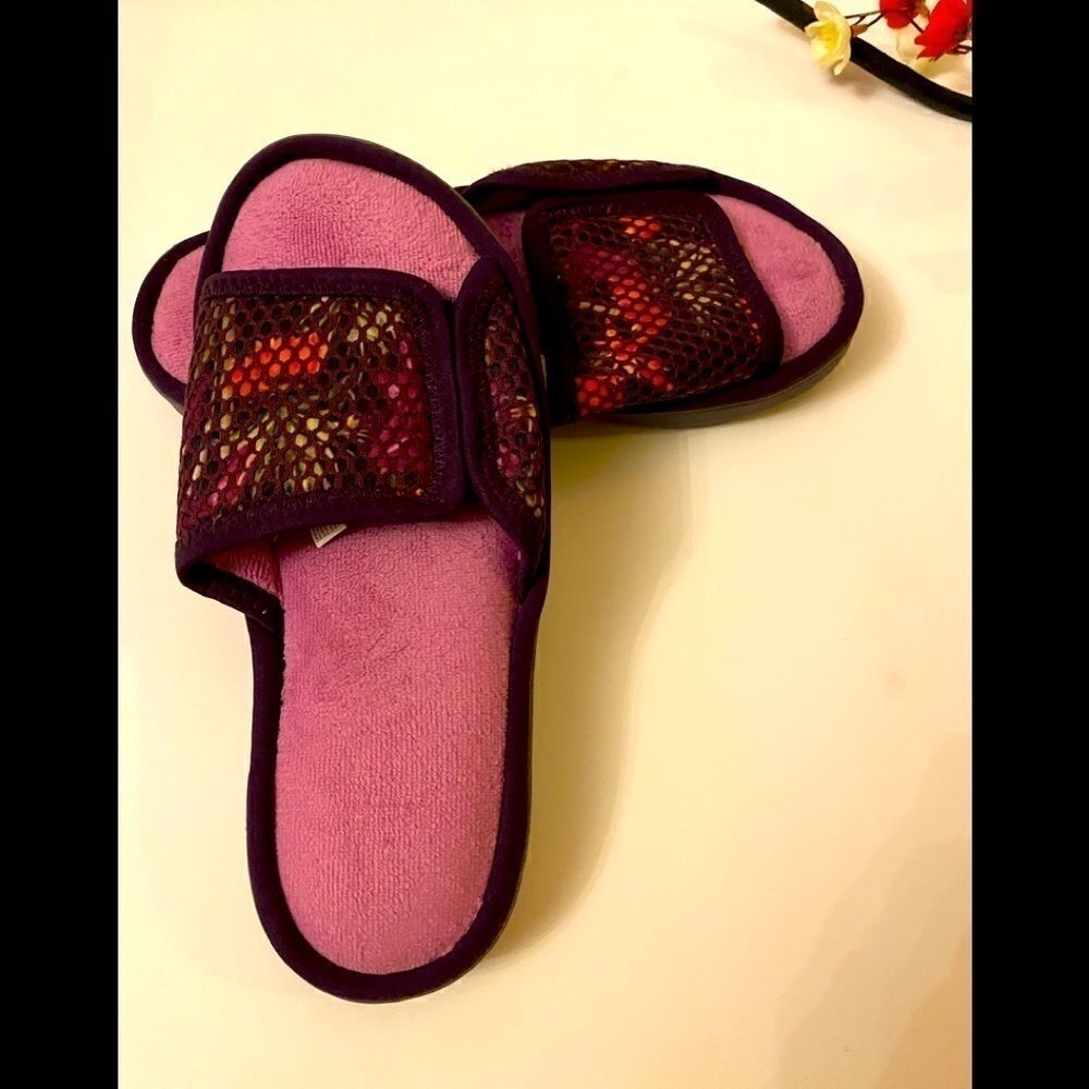 Dearfoams Women’s slide on slippers purple